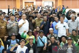 Pemkab Bekasi respons aspirasi petani wilayah utara normalisasi saluran BKG