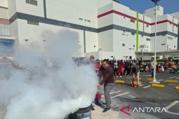 Antisipasi kebakaran, Damkar Bekasi latih petugas pusat perbelanjaan