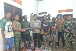 Warga Mimika Barat Tengah serahkan senpi rakitan temuan kepada polisi