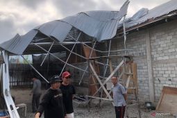 Petugas-masyarakat Kerinci bersihkan dampak angin puting beliung