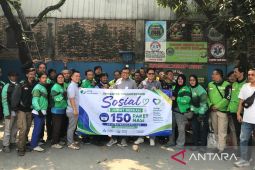 BPJS Ketenagakerjaan Cikarang bagikan 150 paket makan siang pada pengemudi ojol