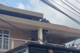 Warga Muara Bulian tersengat listrik saat perbaiki atap ruko