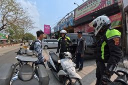 Satlantas Polresta Karawang menyasar pelajar bina etika berlalu-lintas