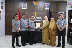 Kanwil Kemenkum Babel serahkan sertifikat hak cipta Sinona Hati