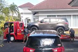 KPK angkut dua mobil dari Pendopo Bupati Lombok Barat