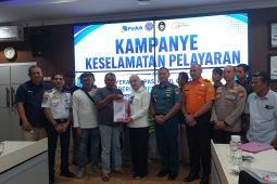 KSOP serahkan 51 Pas Kecil kepada nelayan Bengkulu