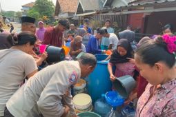 Atasi kekeringan, Polres Serang distribusikan 13.000 liter air bersih
