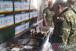 Menhan inspeksi dapur Yon TP, cicipi tahu goreng sebagai uji kualitas menu