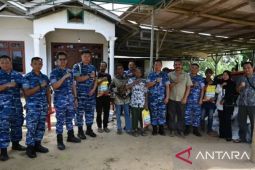 Lanud HAS Hanandjoeddin Belitung salurkan bantuan sembako