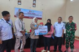 Anggota DPR RI serahkan simbolis bantuan BSPS di Belitung