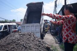 Hasyim, SE apresiasi warga gotong royong timbun jalan rusak di Jln Veteran Psr IX