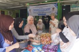 Warga Dahai antusias berbelanja di pasar murah