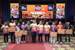 Jendri dan Ina jadi pelari tercepat Fun Run FBB Karo 2026, Bupati Antonius Ginting serahkan trofi Juara