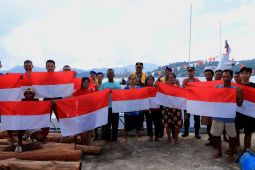 Nelayan Anambas peroleh pembagian bendera Merah Putih dan bansos