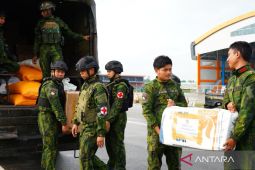 Menembus dingin Pegunungan Papua, TNI antar bantuan untuk warga yang kelaparan