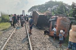 Sopir tewas, dump truk terbelah dua ditabrak kereta api di Perbaungan