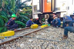 KAI Sumut evakuasi KA Putri Deli yang anjlok usai insiden dengan truk