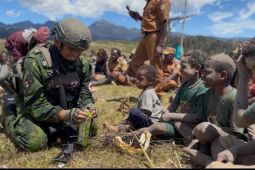 TNI lintasi medan ekstrem sejauh 120 kilometer demi warga Puncak