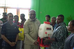 Pemkot Jayapura salurkan bantuan sarana prasarana pertanian perkuat ketahanan pangan