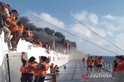 Kapal-kapal dikerahkan untuk evakuasi penumpang KMP Mutiara Sentosa 2
