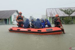 Guru dan siswa hampir tak bisa pulang sekolah terkepung banjir di Padang