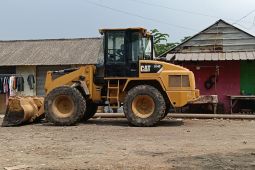 Tangani sampah, DLH Kota Cilegon terima hibah loader dari PT Jagat
