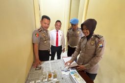 Kapolres Situbondo tes urine seluruh personel Satresnarkoba