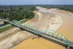 Penyusutan debit air Sungai Batang Tembesi di Jambi