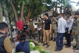 Satpol-PP tertibkan pedagang di area parkir Pasar Rakyat Toboali Bangka Selatan