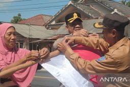 Tumbuhkan rasa nasionalisme, Polres Bangka Selatan bagikan bendera merah putih