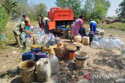 Pemkab Bekasi salurkan 3,6 juta liter air bagi warga yang  terdampak kekeringan