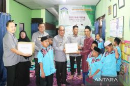 Kemenkum Kalsel berbagi kebahagiaan bersama Asrama Yatim dan Dhuafa YPM