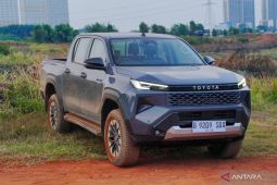 Mencoba generasi terbaru Toyota Hilux double cabin "Cyber Sumo"