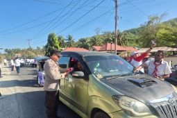 Polri dan Pemkab Bone Bolango bagikan seribu bendera Merah Putih