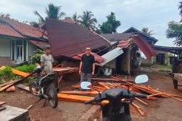 Belasan rumah di Simeulue rusak diterjang angin