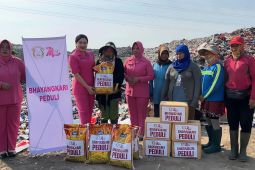 Bhayangkari Singkawang bagikan bansos bagi pemulung