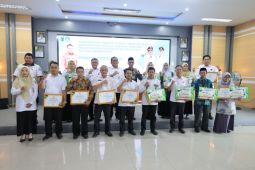Bupati HSU serahkan penghargaan Sekolah Sehat HSU