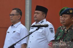 Pemkab Bogor bagikan bendera Merah Putih sampai tingkat desa
