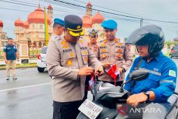 Jelang HUT RI, Polres Aceh Barat bagi 350 bendera Merah Putih kepada pengendara