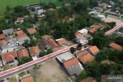 Warga Karangbahagia Bekasi bentangkan bendera sepanjang 500 meter