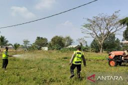 Polisi bantu siapkan lahan jagung seluas 1 hektare di Karawang bantu swasembada pangan