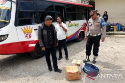 Polsek Baguala gagalkan penyelundupan 80 liter sopi di Terminal Passo