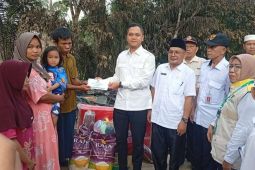 Serahkan bantuan korban kebakaran, wabup Gerry ingatkan kewaspadaan musim kemarau