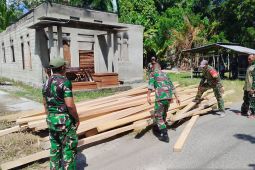 Pemprov Maluku-TNI beri bantuan material warga Dusun Tibang Malteng percepat rehabilitasi pemukiman