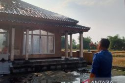 Damkar Cianjur dan petugas menangani kebakaran masjid dan madrasah