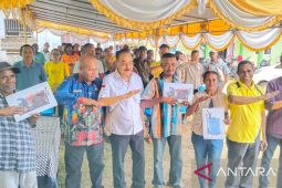 Robert Kardinal salurkan bantuan alsintan ke kelompok tani di Kota Sorong