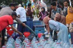 Polres Kuningan menggencarkan penyaluran air bersih saat musim kemarau