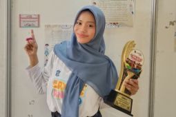 Siswi SMATAG Surabaya juara II menulis surat untuk Presiden