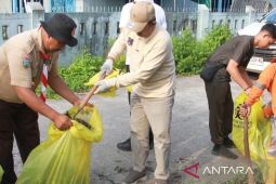 Pemkab Tanjab Barat gandeng Pramuka lakukan aksi bersih lingkungan