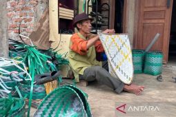 Warga Rejang Lebong ubah limbah tali plastik jadi kerajinan anyaman